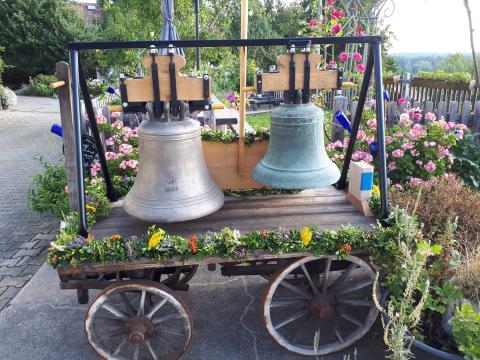 Die neue Glocke wird transportiert
