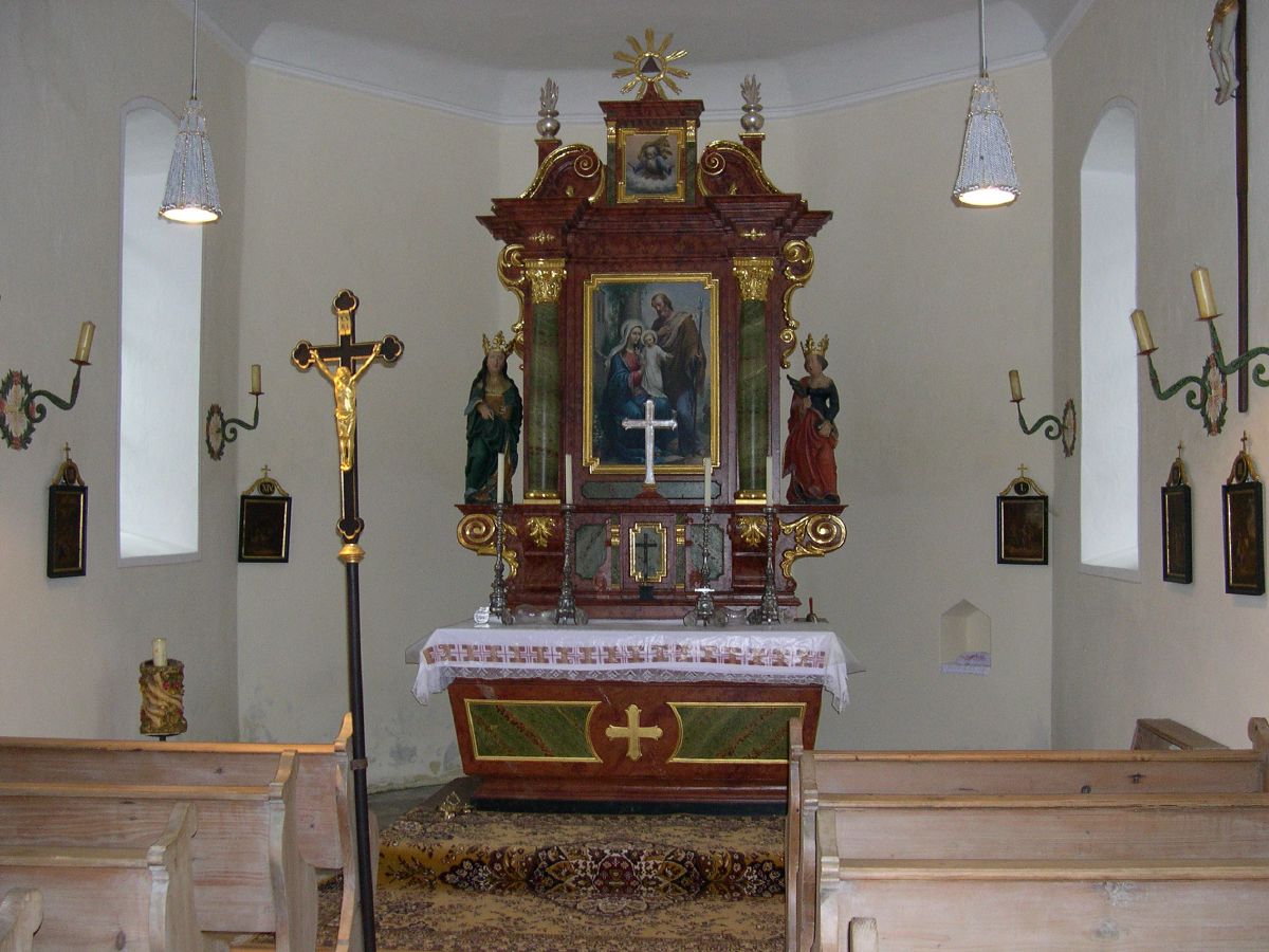 Blick in die Kirche mit Altar und Kirchenbänken